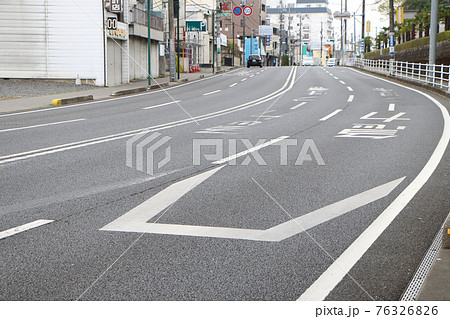 道路に表示された急カーブ 道路に表示された急カーブ 76326826