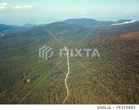 えびの高原の向かう山岳道路の空撮 えびの高原の向かう山岳道路の空撮 76326885