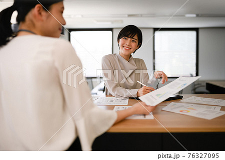 働くビジネスパーソン 働くビジネスパーソン 76327095