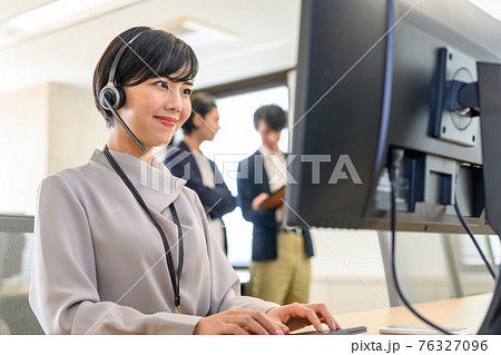 働くビジネスパーソン 働くビジネスパーソン 76327096