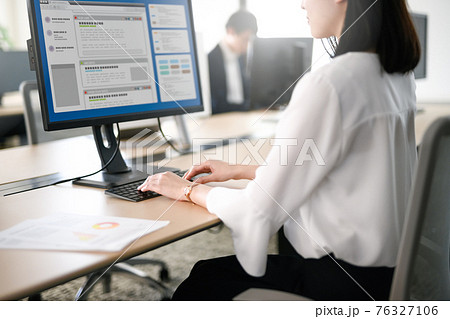 オフィスで働くビジネスパーソン 76327106