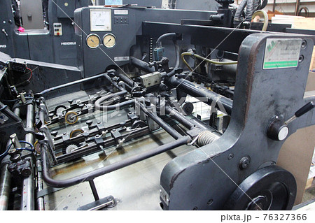 ドイツ製の旧式オフセット印刷機 76327366