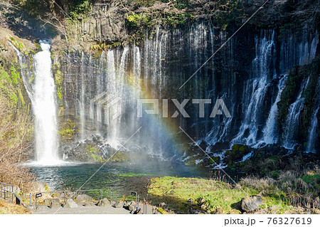 虹に彩られた白糸の滝(静岡県) 虹に彩られた白糸の滝(静岡県) 76327619