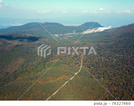 えびの高原の向かう霧島山岳道路 76327660