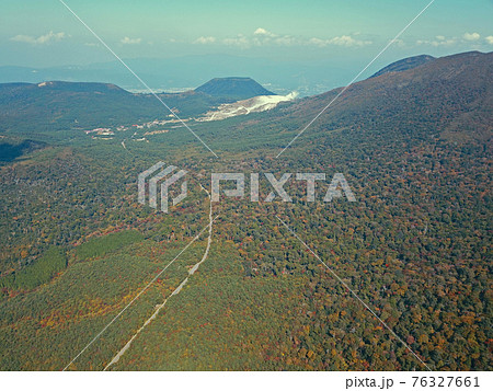 えびの高原の向かう霧島山岳道路 76327661