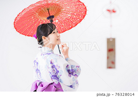 風鈴と和傘をさす浴衣姿の女性 76328014