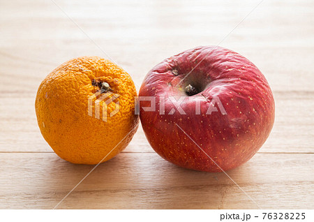 しぼんだ林檎とみかん 76328225