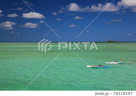 青い空と青い海とスタンドアップパドルボード(アメリカ合衆国 ハワイ州) 青い空と青い海とスタンドアップパドルボード(アメリカ合衆国 ハワイ州) 76328597