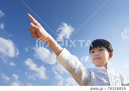 空に向かって指をさす男の子の写真素材 7632