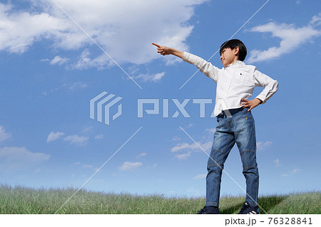 空に向かって指をさす男の子 空に向かって指をさす男の子 76328841