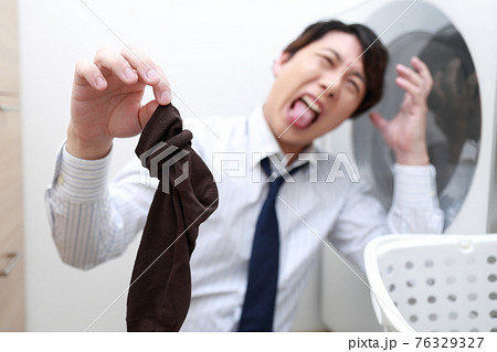 仕事帰りの靴下が臭過ぎる会社員の男性 76329327