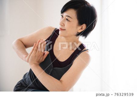 ヨガをする50代の日本人女性 ヨガをする50代の日本人女性 76329539