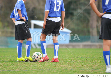 少年サッカーの試合（試合開始のキックオフ）〈40〉 76330447
