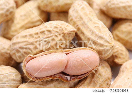 茹で落花生　ピーナッツ　殻付き　クローズアップ 76330843