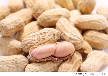 茹で落花生　ピーナッツ　殻付き　クローズアップ 76330844