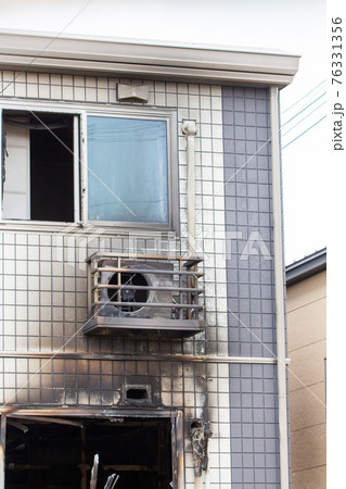 火事で燃えたアパート 火事で燃えたアパート 76331356