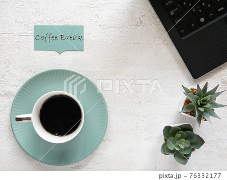 ノートPCのある作業デスク上のコーヒーと「Coffee Break」メッセージ、白背景 ノートPCのある作業デスク上のコーヒーと「Coffee Break」メッセージ、白背景 76332177