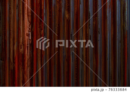 ダークな色合いのトタンの板 76333684