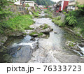 奈良県吉野郡天川村の民家と山上川の正面上からの風景 76333723