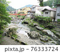 奈良県吉野郡天川村の民家と山上川の側道からの風景 76333724