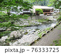 奈良県吉野郡天川村の民家と山上川の側道からの風景 76333725