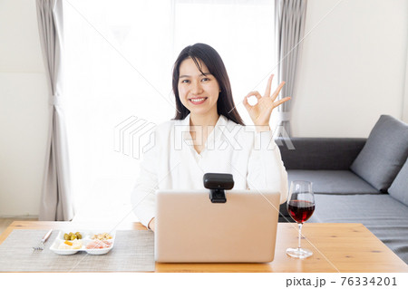 オンライン飲み会をする若い女性 76334201
