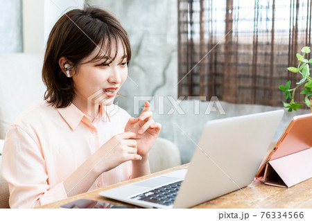 自宅でオンライン会議をする女性 自宅でオンライン会議をする女性 76334566