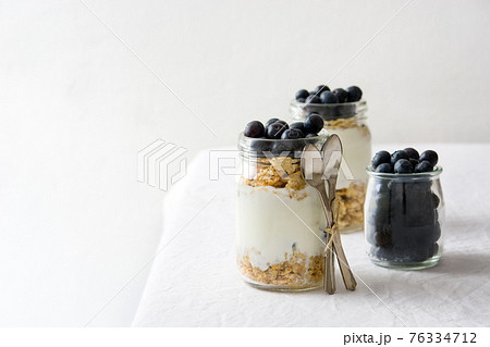 Yogurt with fresh blueberries and cereals 76334712