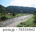 岐阜県関市板取を流れる板取川とそれを囲む山の風景 76334942