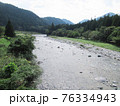 岐阜県関市板取を流れる板取川とそれを囲む山の風景 76334943