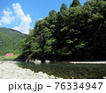 岐阜県関市板取を流れる板取川と青空と山 76334947