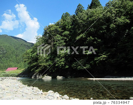 岐阜県関市板取を流れる板取川と青空と山 76334947
