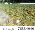 岐阜県関市板取を流れる板取川の清流と川底石 76334949