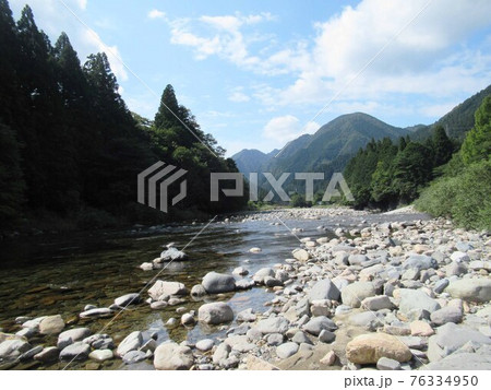 岐阜県関市板取を流れる板取川とそれを囲む山の風景 76334950