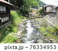 奈良県吉野郡天川村の民家と山上川の正面上からの風景 76334953