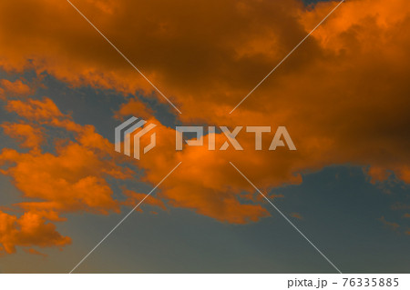 【夕景と雲 濃い目 空背景や空合成素材】 【夕景と雲 濃い目 空背景や空合成素材】 76335885