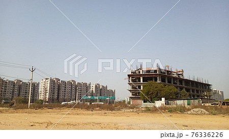 経済発展する新興国の建設中の都市 76336226