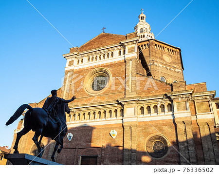 Duomo di Pavia and statue Regisole in sunset light Duomo di Pavia and statue Regisole in sunset light 76336502