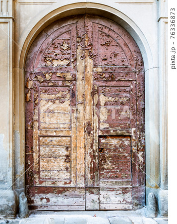 old shabby wooden door in Bergamo town old shabby wooden door in Bergamo town 76336873