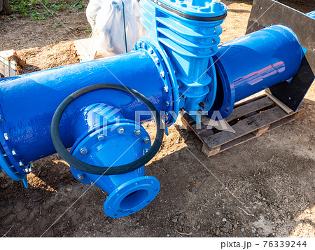 Building of shaft for setting valve on water pipe. Potable water 76339244