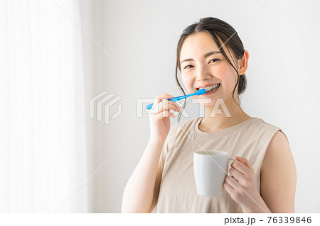歯みがきをする若い女性 76339846