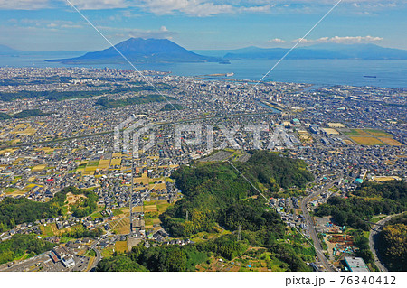 谷山IC付近の上空から鹿児島市街地と桜島を望む 谷山IC付近の上空から鹿児島市街地と桜島を望む 76340412