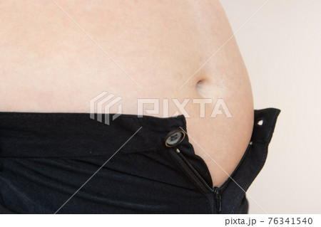 The fat man's belly does not fit in his pants The fat man's belly does not fit in his pants 76341540