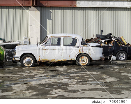 レトロな車の廃車が並ぶ廃車置き場の写真素材