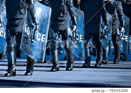 機動隊の行進訓練風景 76343200