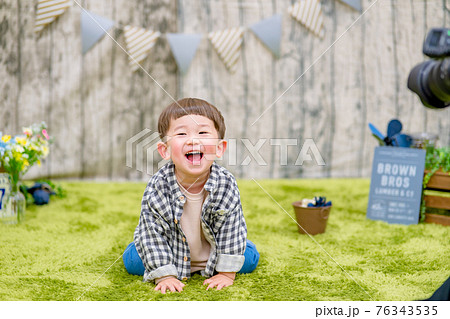 スタジオで写真撮影する子供のイメージ 76343535