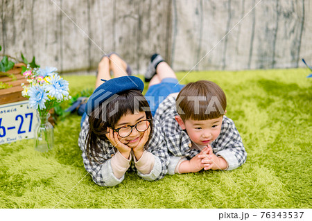 スタジオで写真撮影する子供のイメージ スタジオで写真撮影する子供のイメージ 76343537