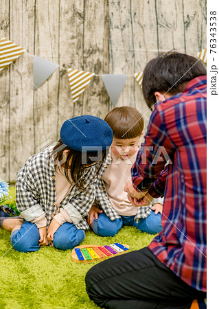 スタジオで写真撮影する子供のイメージ 76343538