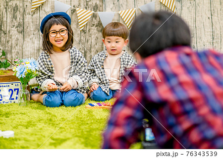 スタジオで写真撮影する子供のイメージ スタジオで写真撮影する子供のイメージ 76343539