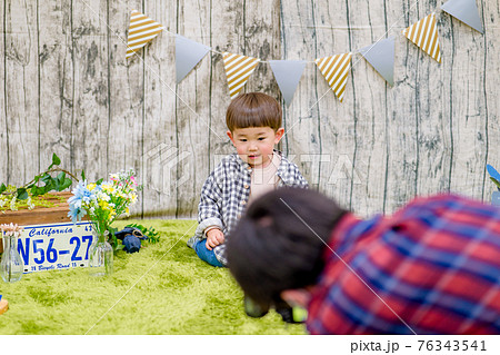 スタジオで写真撮影する子供のイメージ スタジオで写真撮影する子供のイメージ 76343541